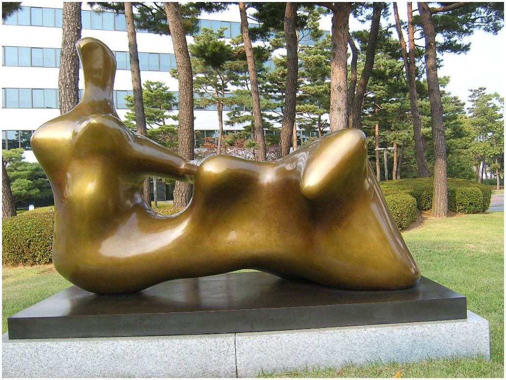 헨리 무어 <와상:손>: 청동의 파티나